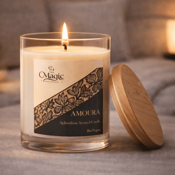 Amoura, candela aromaterapica, candela accesa, coperchio in legno appoggiato accanto, per passione e sensualità, The Magic Apothecary