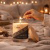 Amoura, candela aromaterapica, mano che accende la candela, atmosfera cozy, per passione e sensualità, The Magic Apothecary