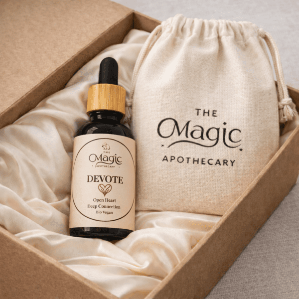 Devote, miscela di oli essenziali per amore e connessione, dettaglio della bottiglia, etichetta visibile, stile editoriale, The Magic Apothecary