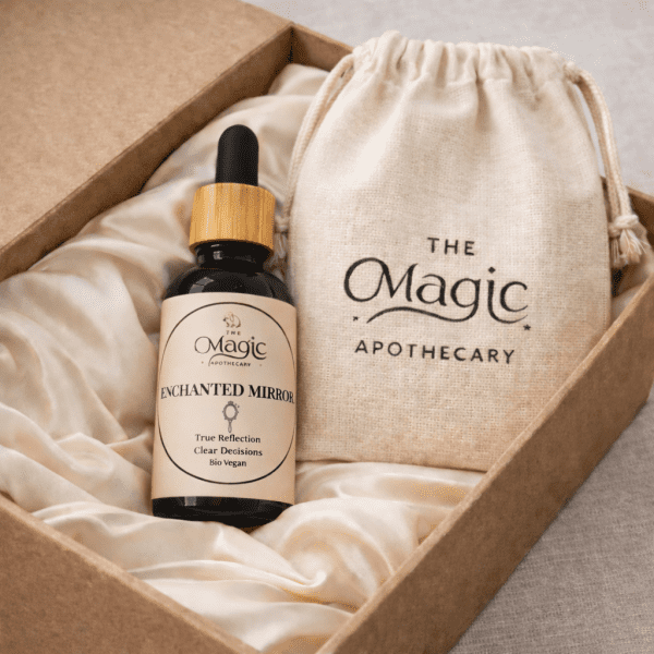 Enchanted Mirror of Truth, miscela di oli essenziali per autoriflessione onesta, dettaglio della bottiglia, etichetta visibile, stile editoriale, The Magic Apothecary