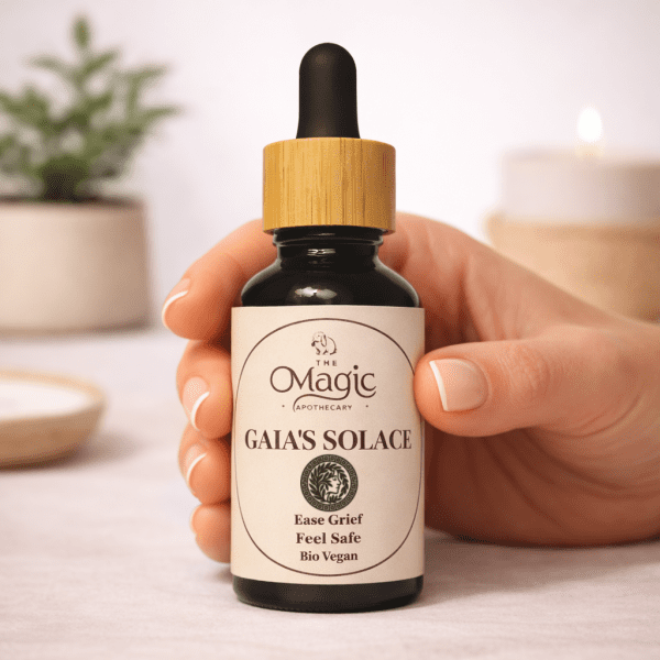 Gaia’s Solace, miscela di oli essenziali per lutto e conforto, mano con contagocce, luce calda editoriale, The Magic Apothecary