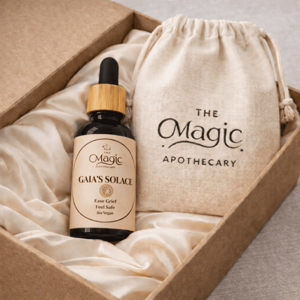 Gaia’s Solace, mezcla de aceites esenciales para duelo y consuelo, detalle del frasco, etiqueta visible, estilo editorial, The Magic Apothecary