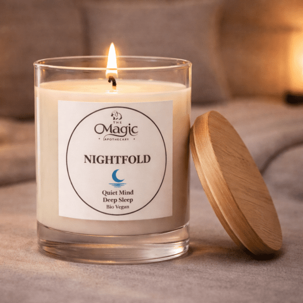 Nightfold, candela aromaterapica, candela accesa, coperchio in legno appoggiato accanto, per sonno e riposo profondo, The Magic Apothecary