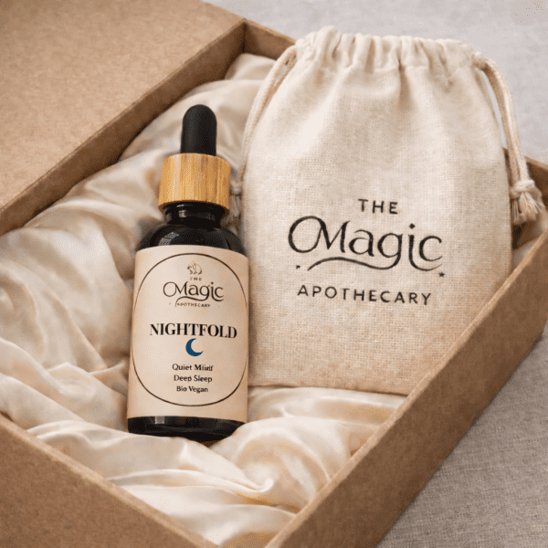 Nightfold, mezcla de aceites esenciales para sueño y descanso profundo, detalle del frasco, etiqueta visible, estilo editorial, The Magic Apothecary