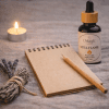 Stillflame, miscela di oli essenziali per calma e meditazione, bottiglia accanto a penna e taccuino, stile rituale, etichetta visibile, The Magic Apothecary
