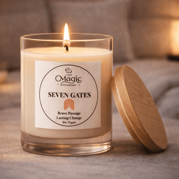 Seven Gates, candela aromaterapica, candela accesa, coperchio in legno appoggiato accanto, per coraggio e trasformazione, The Magic Apothecary