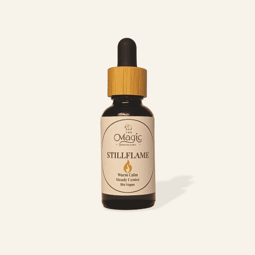 Stillflame, miscela di oli essenziali per calma e meditazione, bottiglia su sfondo nude, etichetta ben visibile, The Magic Apothecary