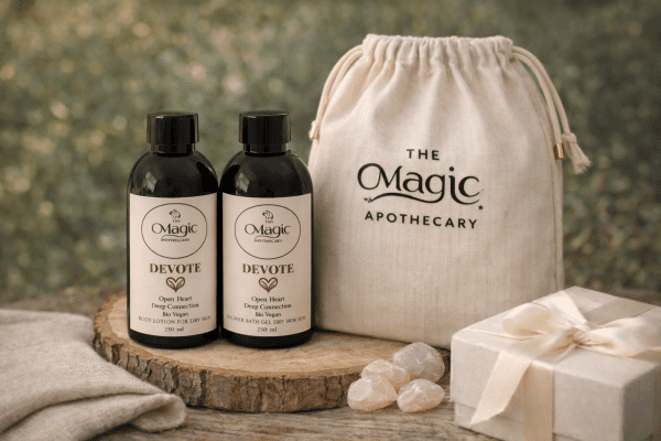 Set Devote con due flaconi accanto al pouch The Magic Apothecary e alla scatola regalo