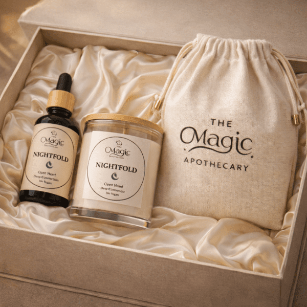 Nightfold Ritual Set, presentazione in cofanetto regalo Set regalo Nightfold in cofanetto kraft con rivestimento in raso, con candela Nightfold, flacone della miscela Nightfold e sacchetto in tessuto con logo.